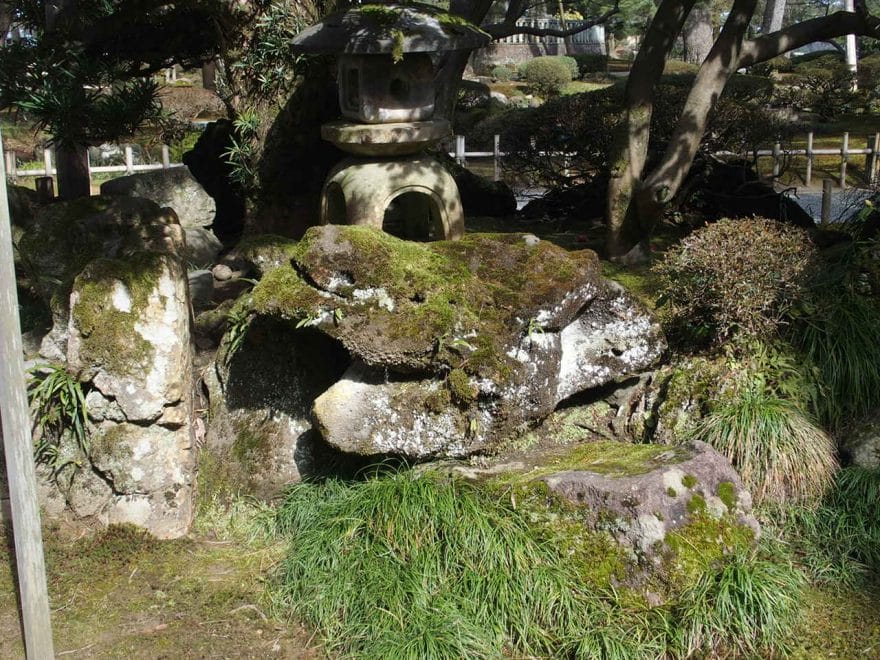 金沢兼六園の三名石の一つ竜石