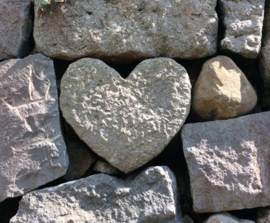 長崎の眼鏡橋で恋愛のパワースポットとされるハートの石