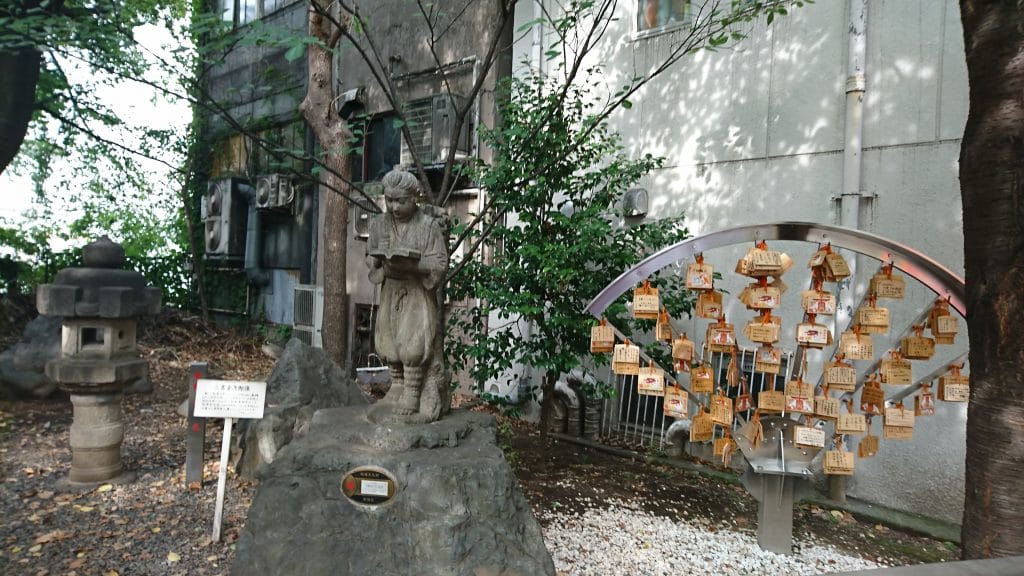 浅間芸能神社のすぐ前にある二宮金次郎の像