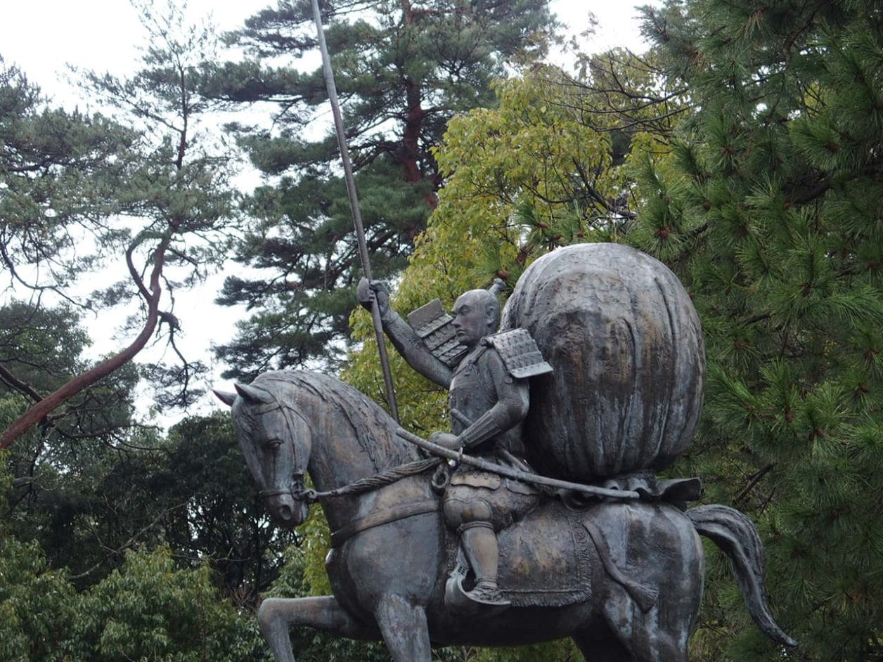 金沢のパワースポット尾山神社の前田利家の像