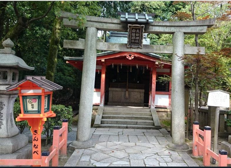 八坂神社の境内にある芸事のパワースポット太田社