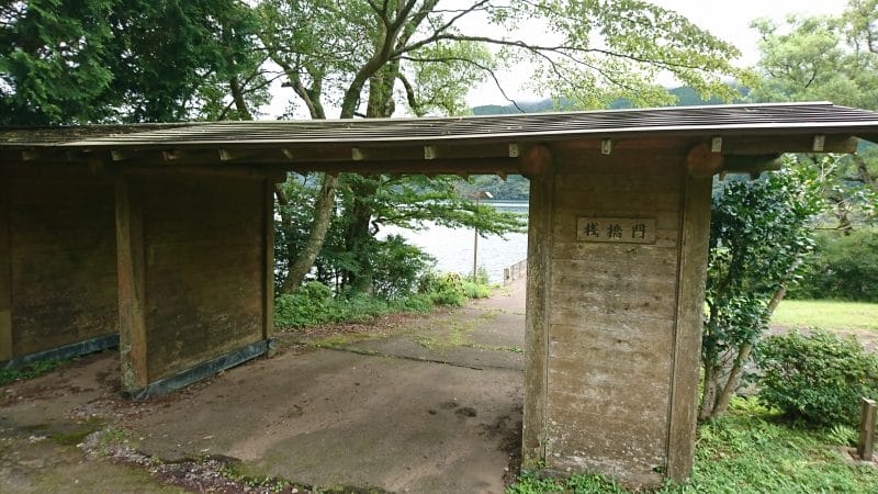 芦ノ湖湖畔の白龍神社近くの桟橋門