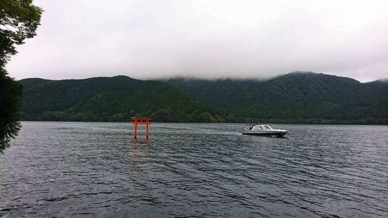 神山桟橋から見える芦ノ湖とモーターボート