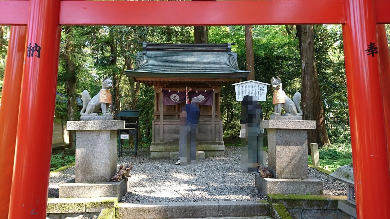 多賀大社の境内にある金咲稲荷神社