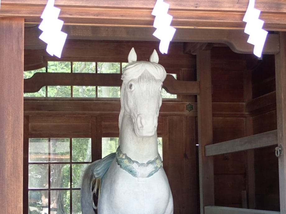 多賀大社の神馬の像