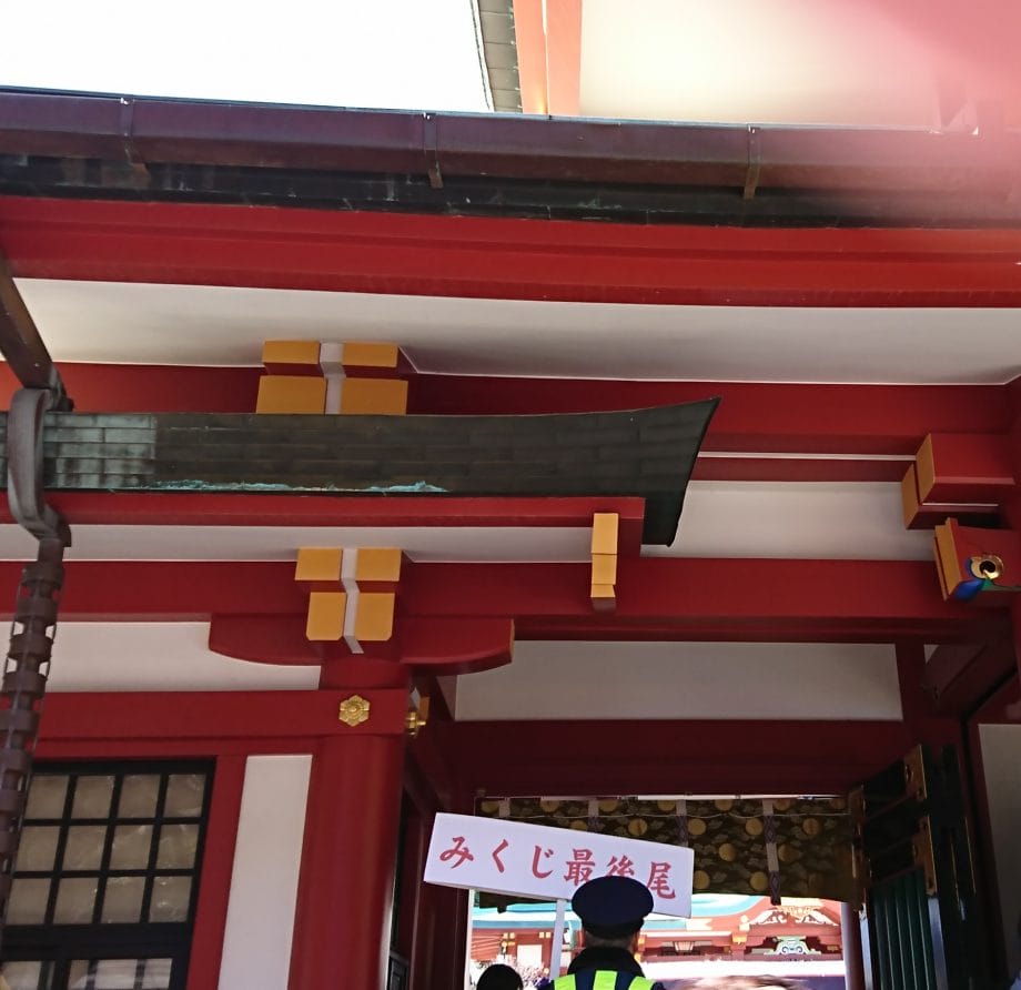 赤坂山王日枝神社の初詣は猿みくじを引くために長い行列が出来ます。