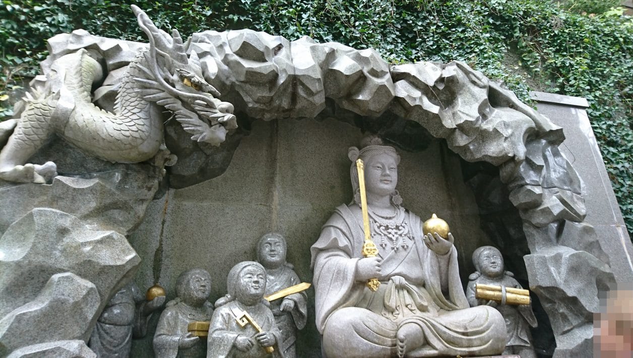江ノ島神社の瑞心門の弁財天童子石像
