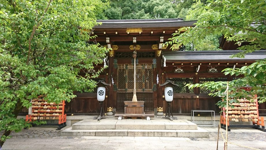 京都今宮神社でやすらい祭の行列がやってくる疫社