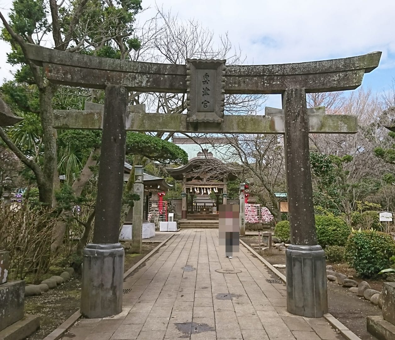江ノ島神社の奥津宮の鳥居は源頼朝が寄進したもの