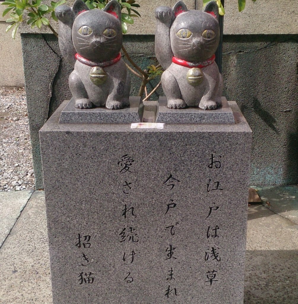今戸神社の招き猫の石像