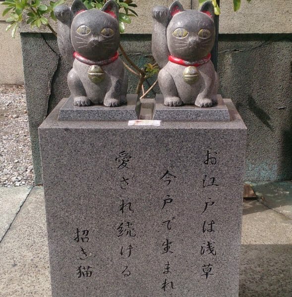 浅草の縁結びが有名な今戸神社で待ち受け画像にしたい招き猫