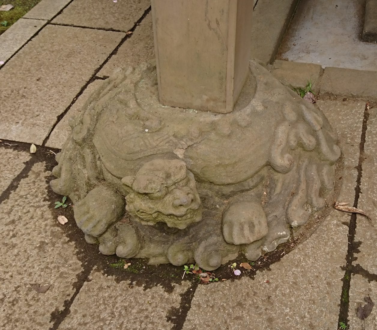江ノ島神社の奥津宮の手水舎の柱にある耳のある亀