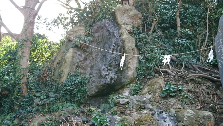江ノ島神社の蟇石