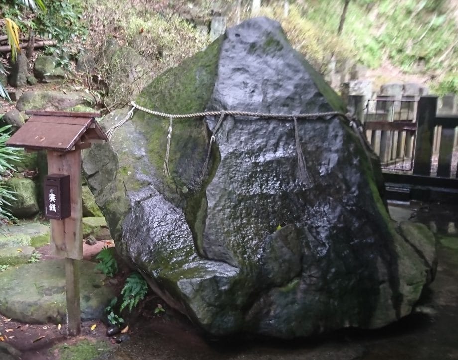 長崎諏訪神社で土砂崩れから本殿を守った蛙石