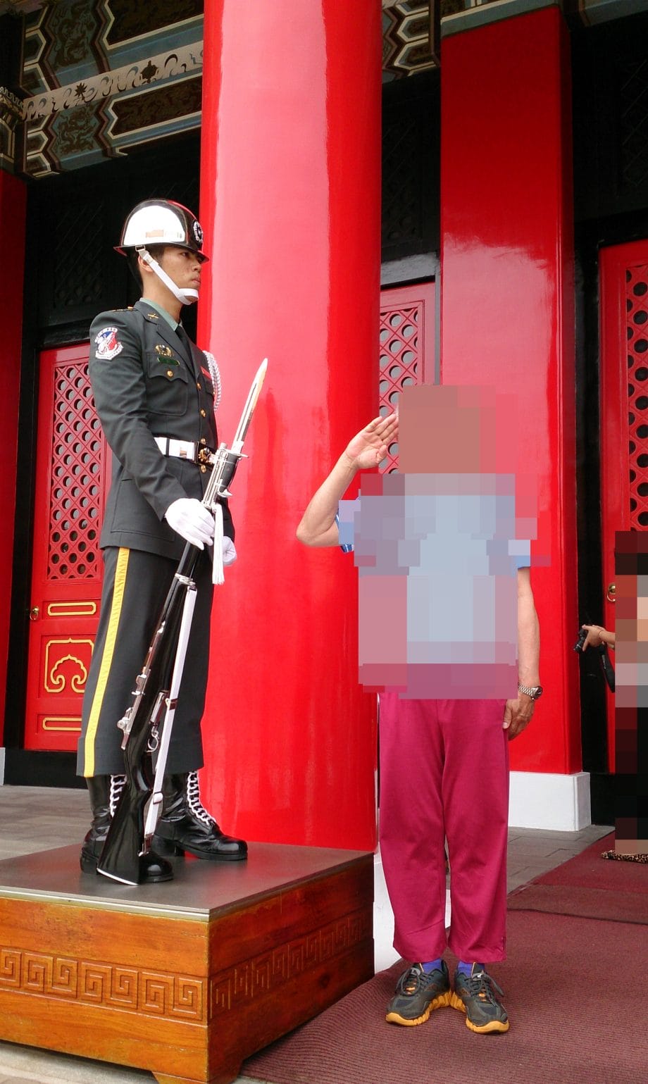 台北の忠烈祠では衛兵が微動だにせず警護している