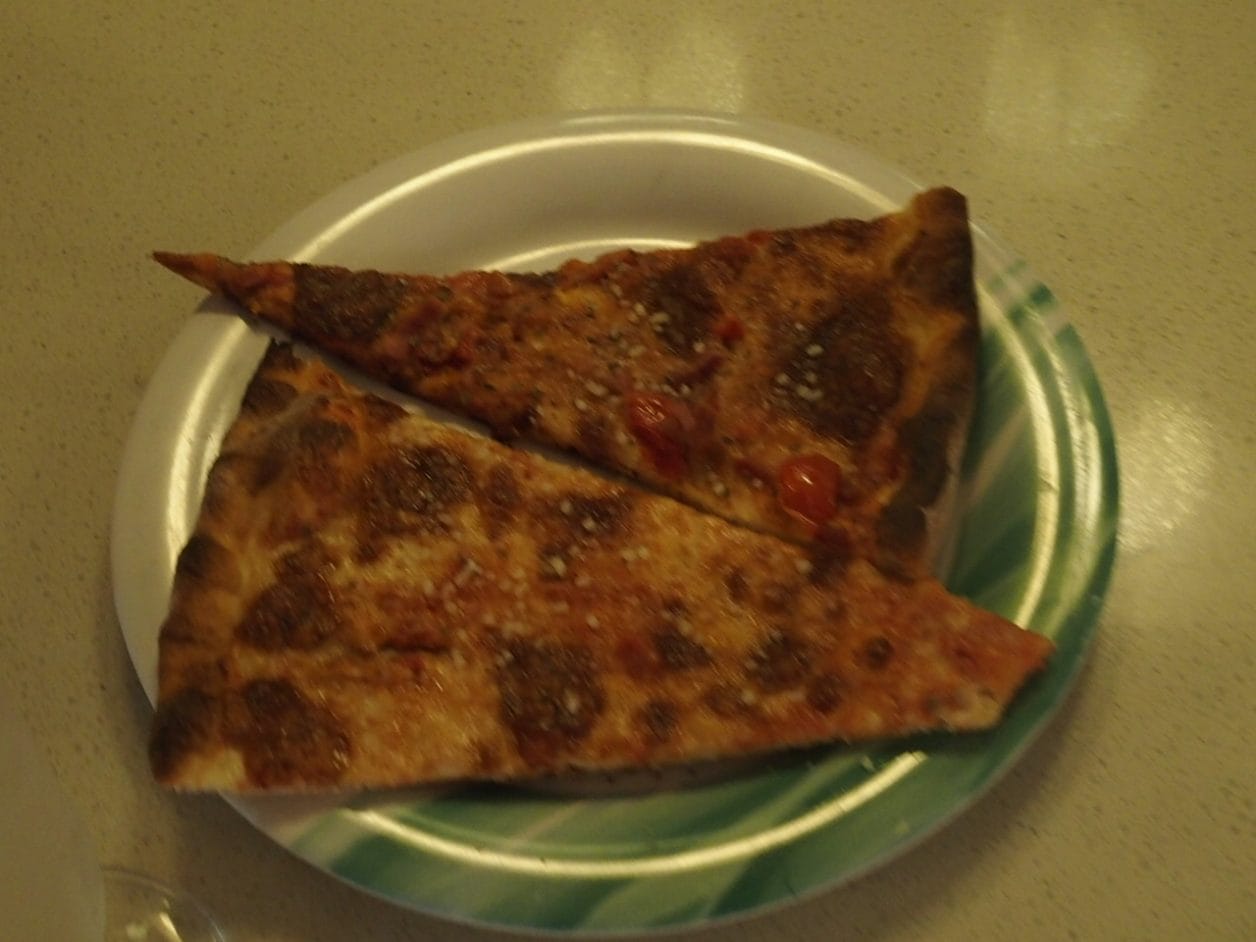 ダイヤモンドプリンセスの船内で食べられる無料のピザ