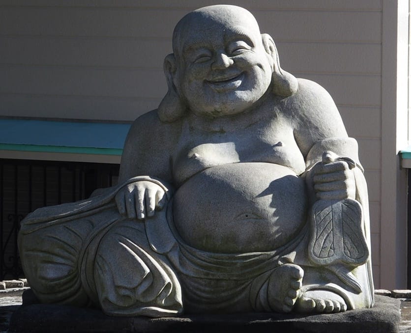 伊豆山神社の参道の布袋さん