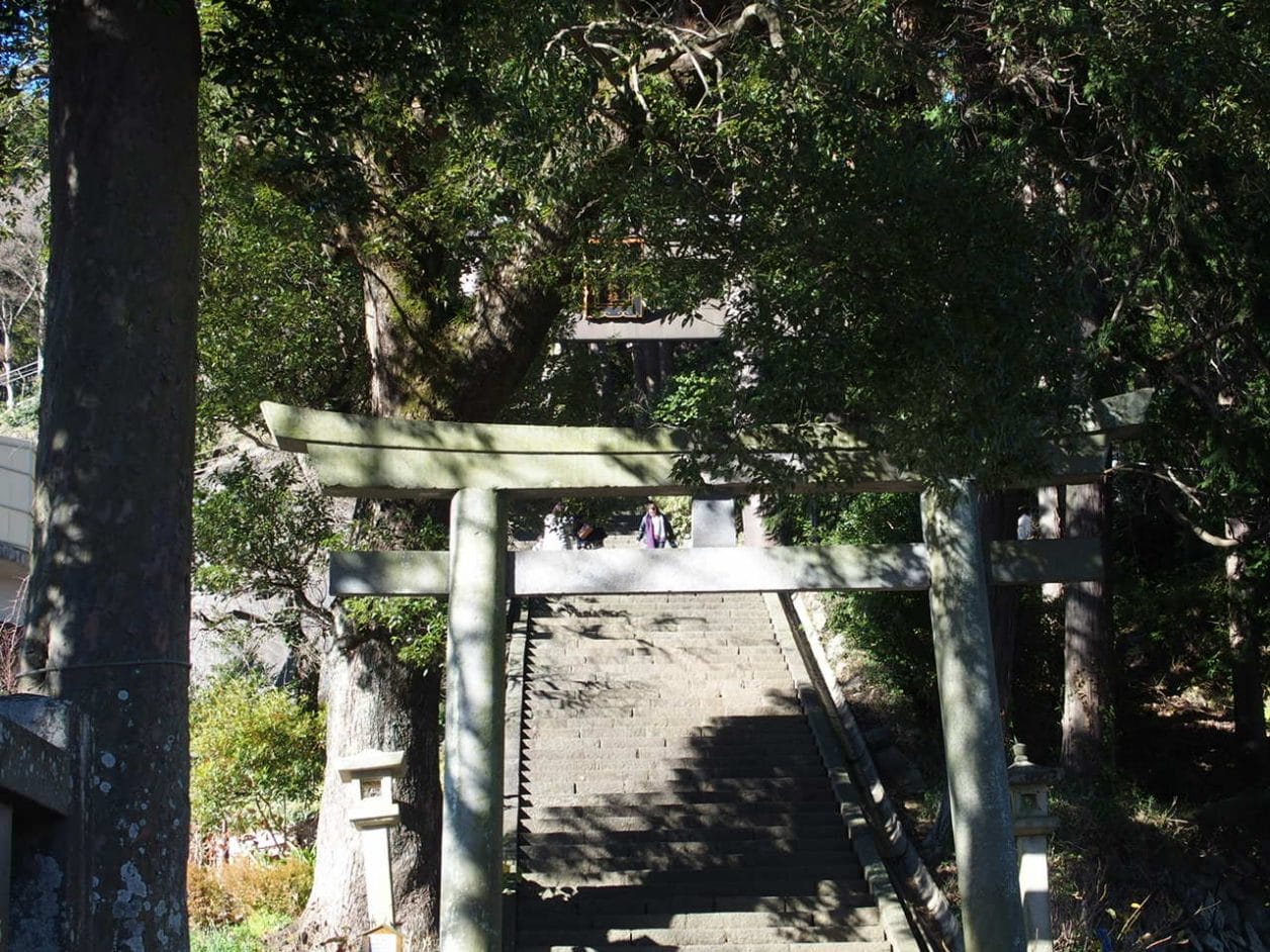 伊豆山神社前のバス停をおりると鳥居が見えてきます。