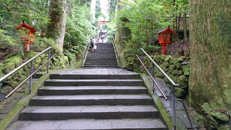 箱根神社参道の89段の階段