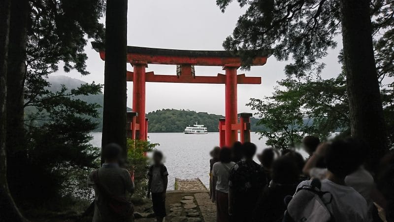 箱根神社の芦ノ湖に浮かぶ鳥居