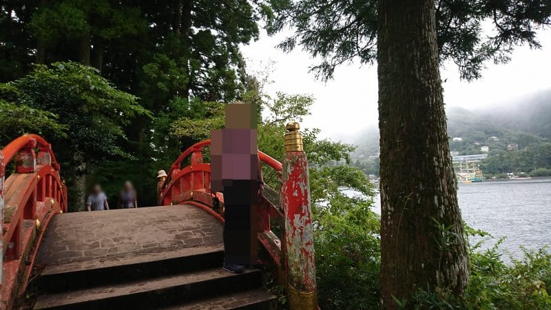 箱根神社の芦ノ湖に浮かぶ鳥居の近くにある太鼓橋