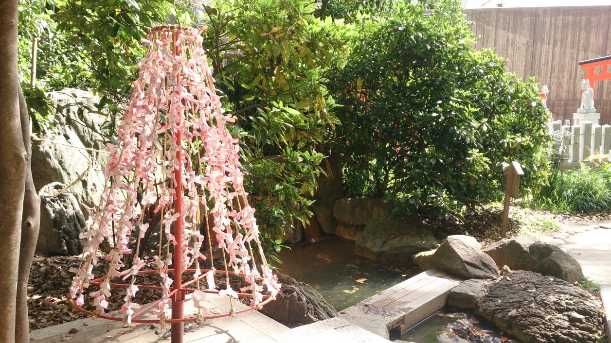 生田神社の縁結びの水占い