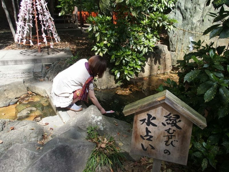 生田神社の水みくじは生田の森の清水でぬらすとお導きが浮かんできます