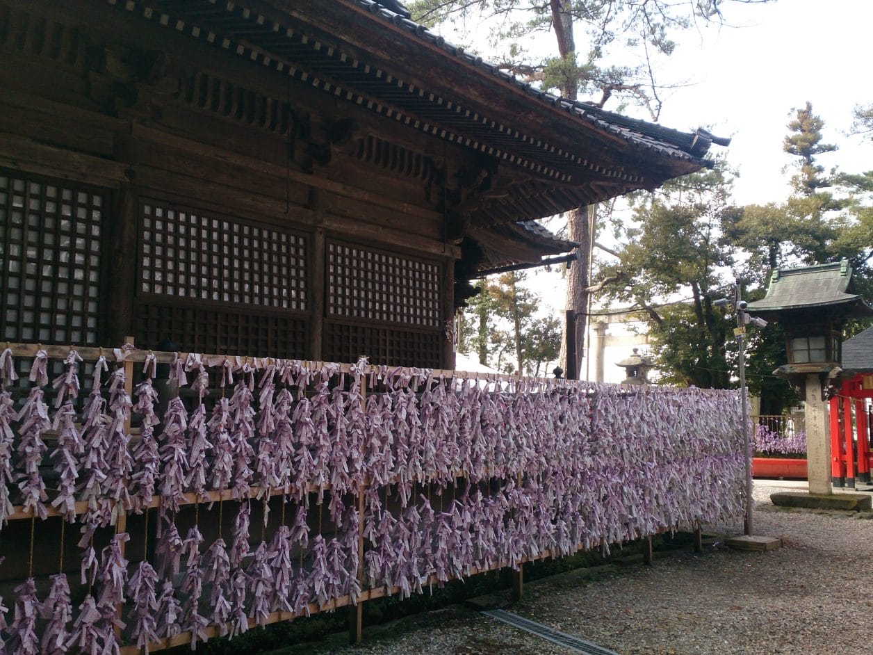 金沢の石浦神社のおみくじ結び処