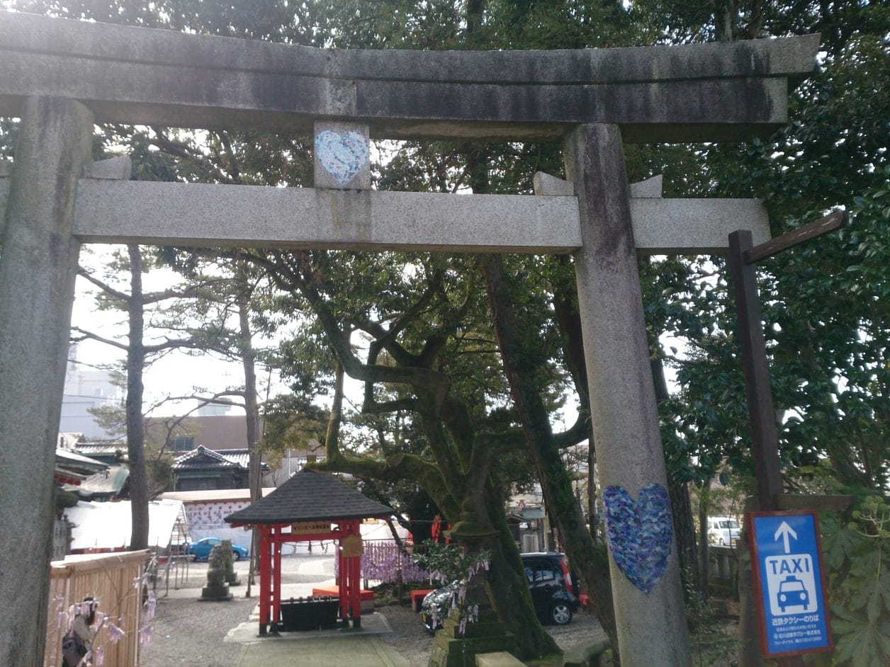石浦神社の鳥居にはハートがあります