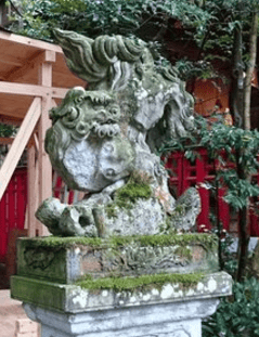 石浦神社境内にある広坂稲荷神社の逆さ狛犬