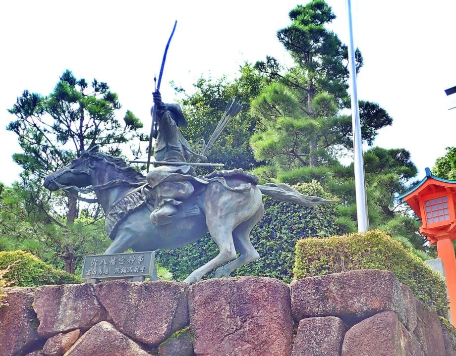 穴八幡宮の鳥居の後ろにある流鏑馬の像