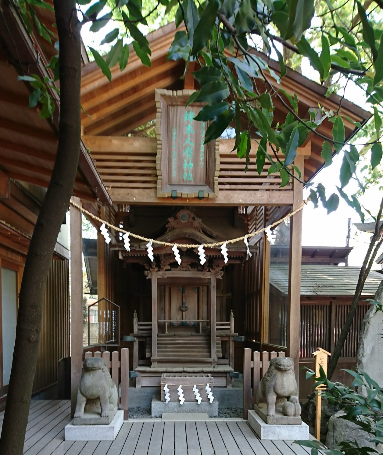 川越氷川神社の境内にある柿本人麻神社