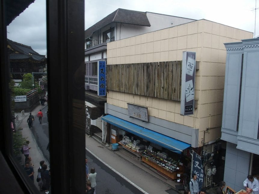 成田のうなぎ駿河屋の２階からは新勝寺が見えています