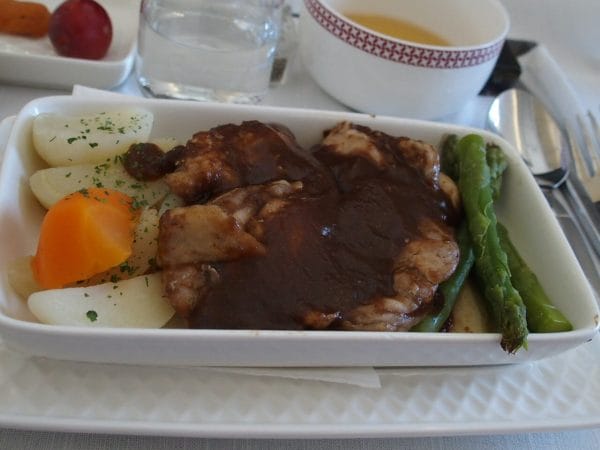 イベリア航空ビジネスクラスの機内食の洋食のメイン