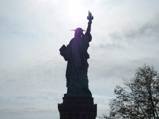 ニューヨークの自由の女神をリバティ島から見た