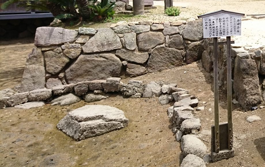 厳島神社の卒塔婆石