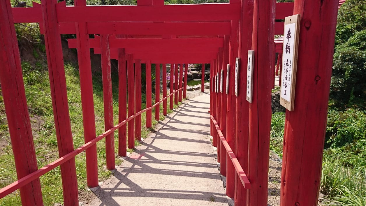 山口県の元乃隅稲成神社の参道
