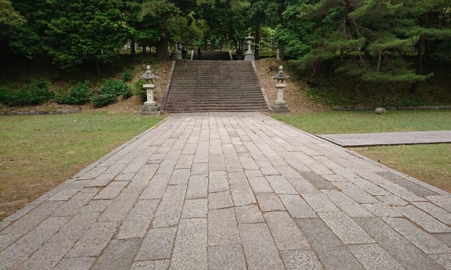 山口市の神山墓地とうぐいす貼りの階段