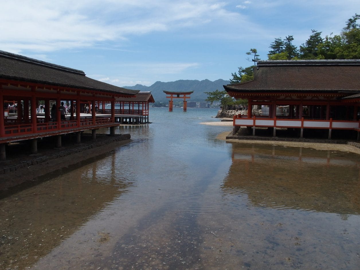 厳島神社の回廊から海上の大鳥居が見えるスポット