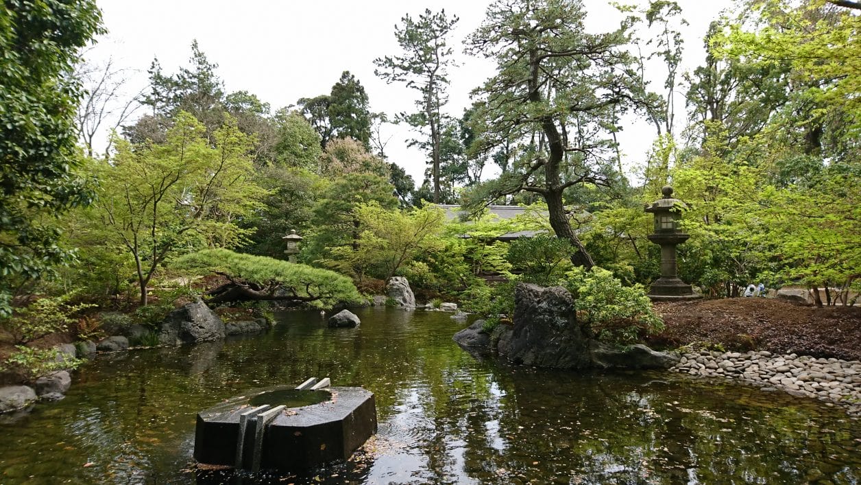 寒川神社の神嶽山神苑にある八氣の泉