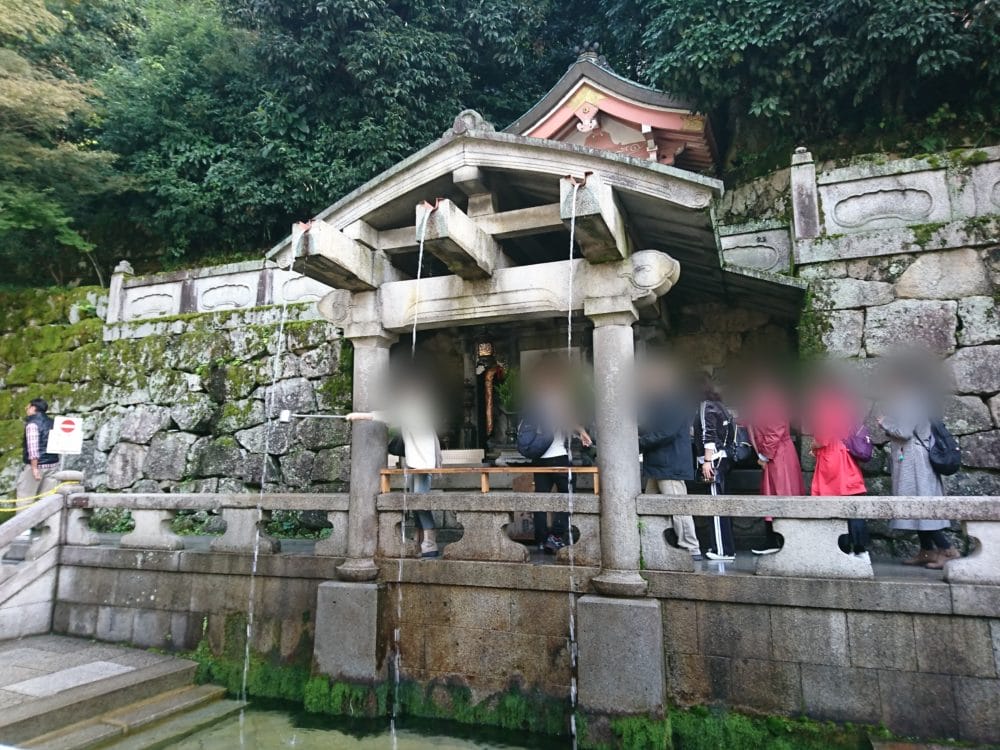 清水寺で一番長い行列ができている音羽の滝