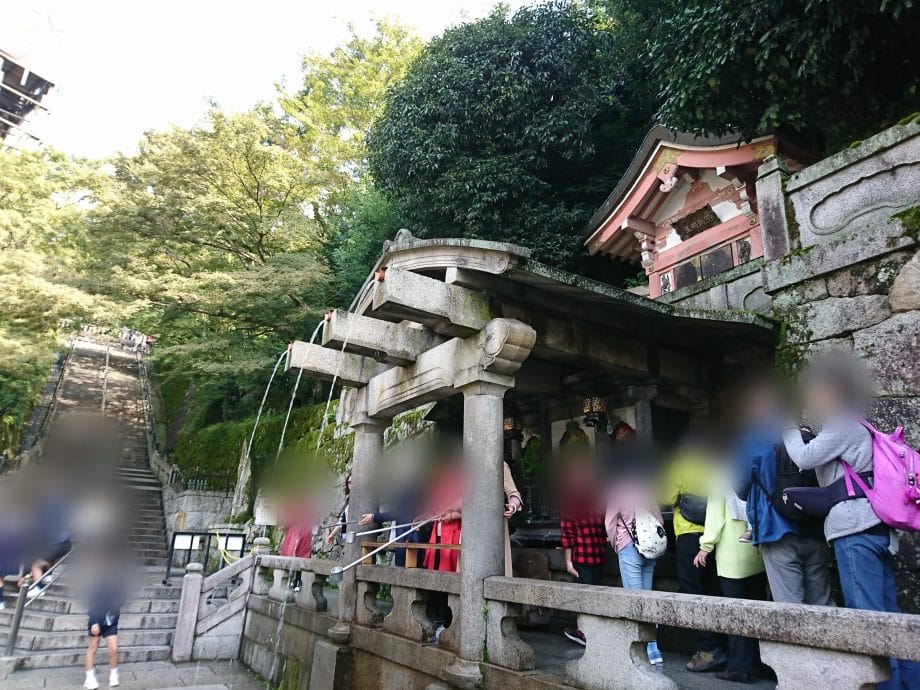 清水寺で一番長い行列ができている音羽の滝