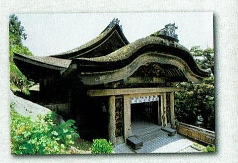 竹生島の観音堂の入り口