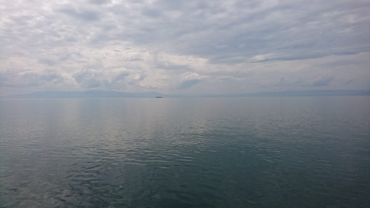 彦根港からフェリーに乗って竹生島に向かう時の琵琶湖の景色