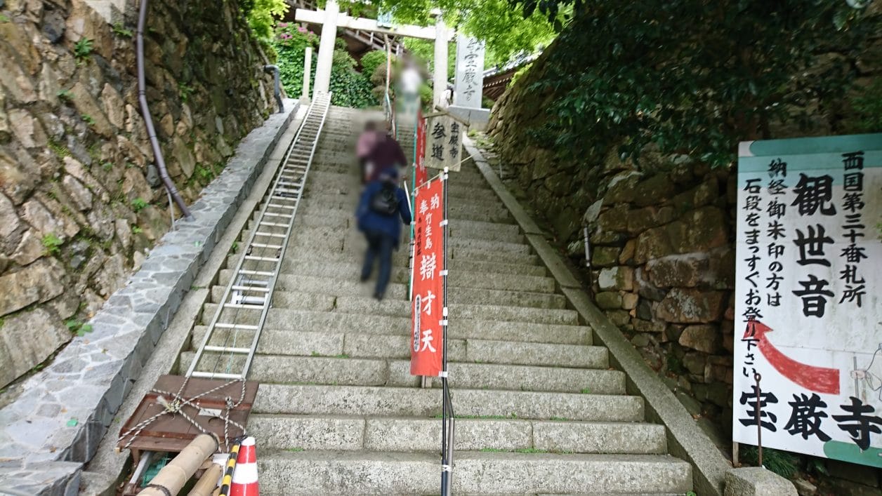 竹生島の宝厳寺へと続く急な階段