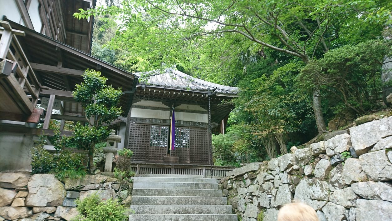 竹生島の宝厳寺へ竹生島の宝厳寺へ続く参道の階段続く参道の階段の脇道にある建物