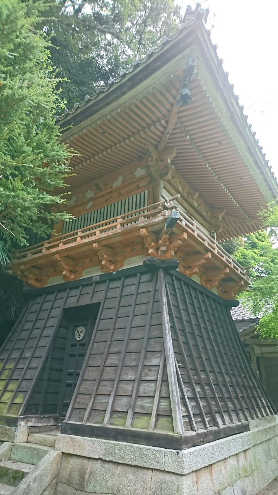 竹生島の宝厳寺へ向かう参道の階段脇にある巳月館