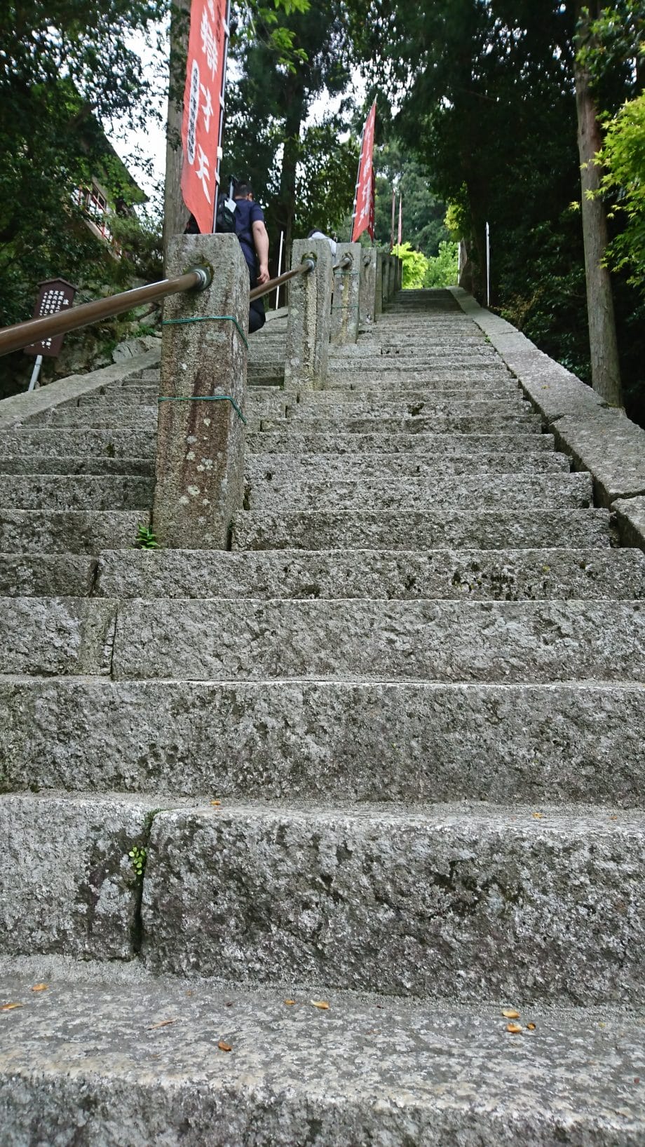 竹生島の宝厳寺へ向かう参道の祈りの階段
