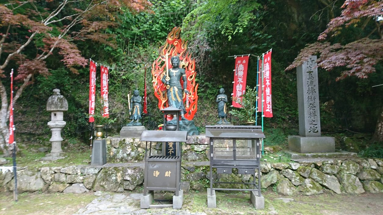 日本三大弁財天のひとつ竹生島の宝厳寺の境内にあるお不動様の像
