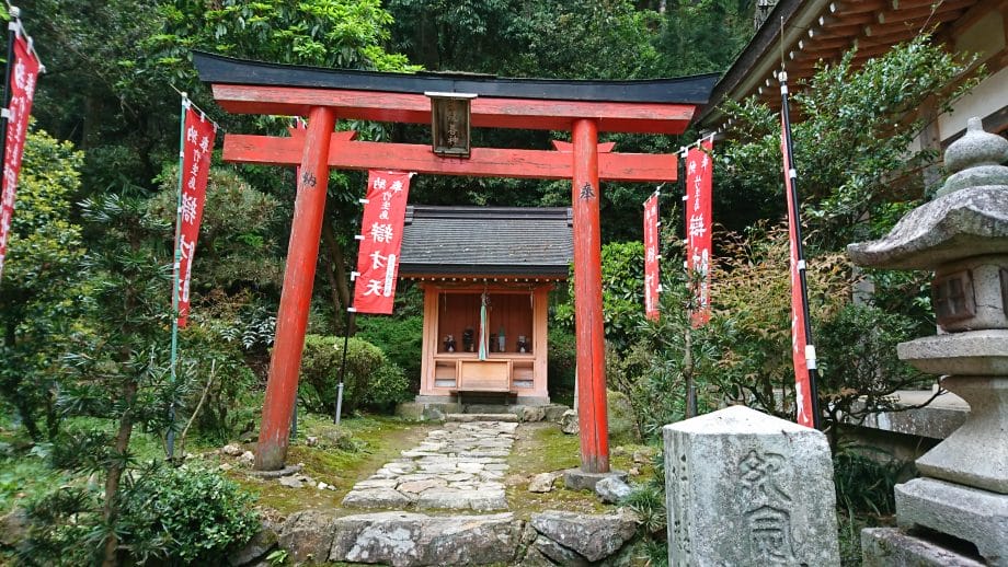 竹生島の宝厳寺の後ろにある三龍堂